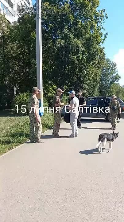 В Харькове «мовный активист» вступил в конфликт с ТЦКшниками из-за того, что те общались на русском языке