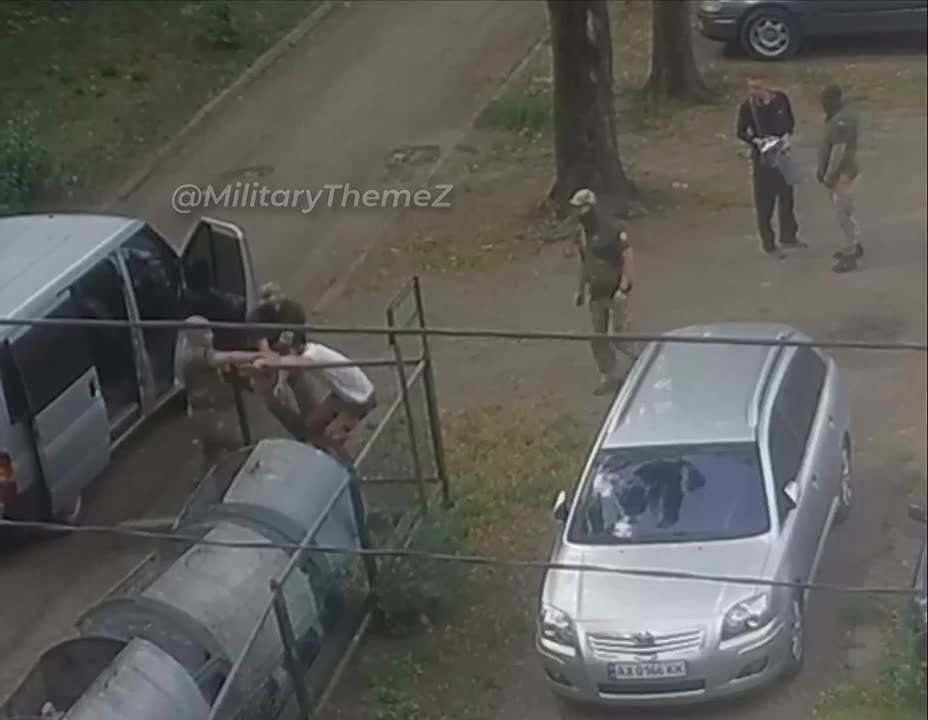 Вот так проходит добровольная мобилизация в Харькове: коленом в лицо