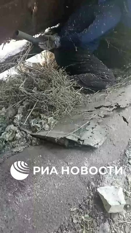  : ,          
