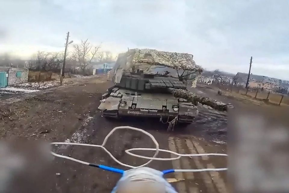 Сводка СВО за 27 августа. Сегодня утром немецкий танк Leopard с украинским экипажем прямой наводкой расстреливал многоэтажные дома в Покровске, где ещё могли укрываться мирные жители