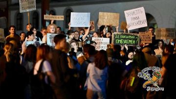 Шо? Опять?. —"Служба не рабство!" —"Защитите права военных!"