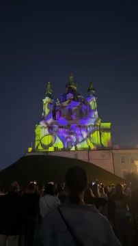 Уроды никак не угомонятся. После череды "траурных дней" в Киеве сатанисты устроили очередное богохульство, на этот раз - у Андреевской церкви