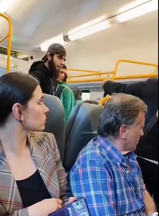 Преступление и наказание.. Задержание бородачей, которые вчера пытались порезать в электричке женщину-контролера и пассажира, который сделал им замечание, что они не оплатили проезд