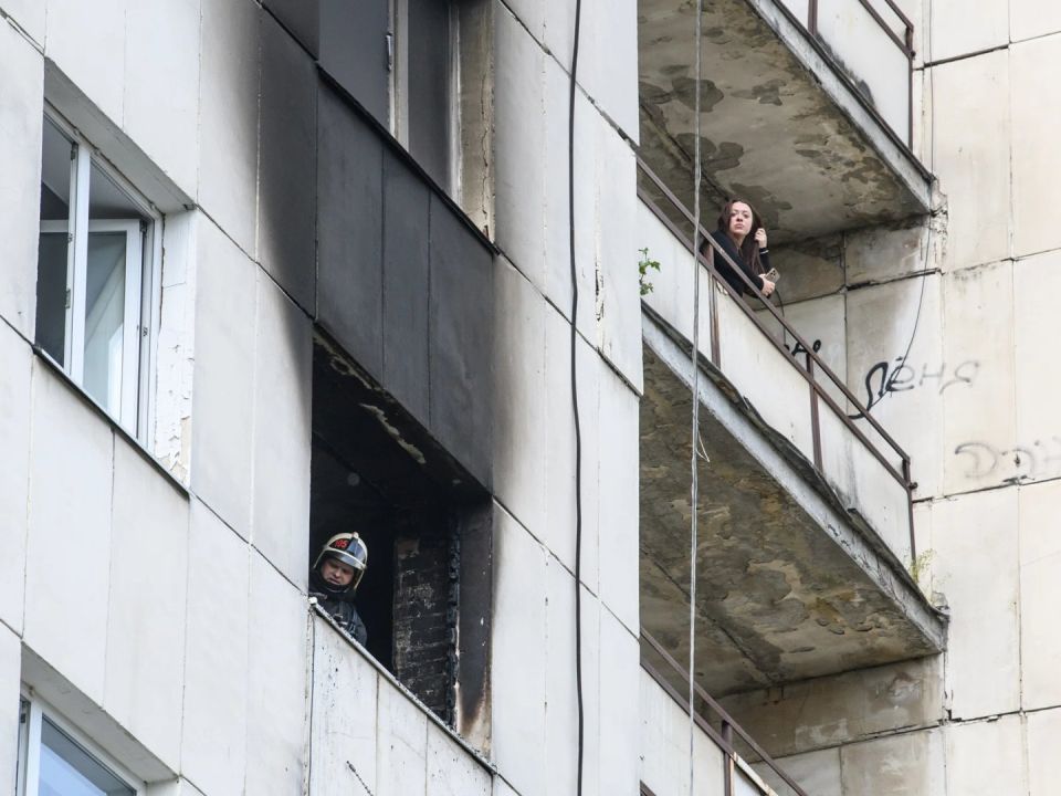 Тюменские пожарные спасли 10 человек из горящей многоэтажки