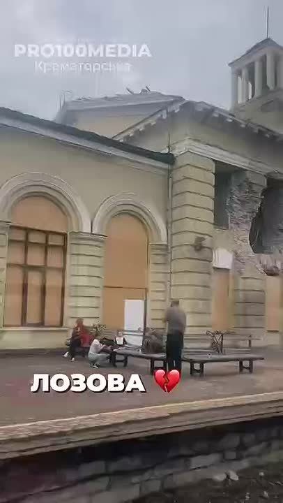 Владислав Шурыгин: На видео - здание вокзала в Лозовой Харьковской области после российских ударов