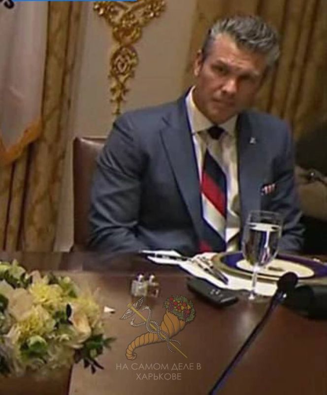 Военный министр США Хегсет на встречу с Зеленским надел галстук в цветах российского флага