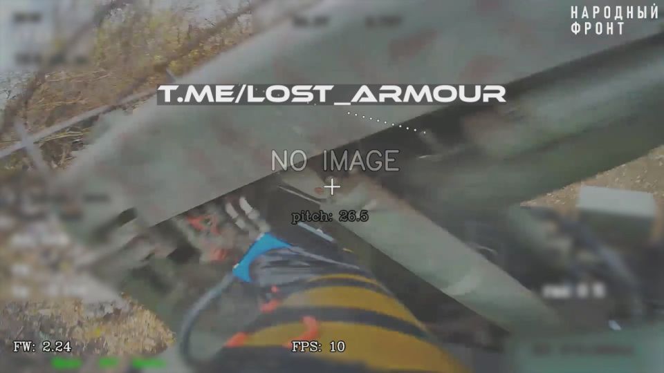 В Харьковской области непосредственно на огневой позиции ударами оптоволоконных FPV-дронов "КВН" уничтожена 155-мм колесная САУ 2С22 «Богдана» ВСУ на шасси Tatra T815-7