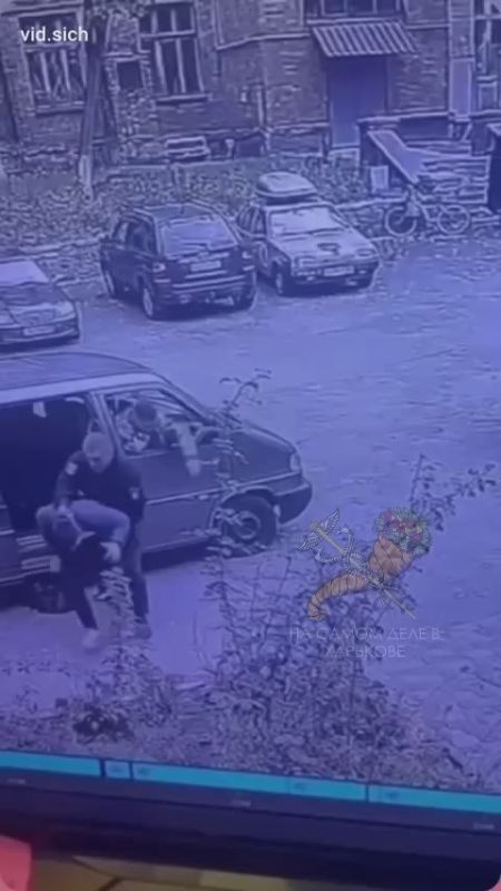 Хроники бусификации. В Киеве полицейские, доставившие похищенного до ТЦК повалили его на землю и вдвоем избивали ногами