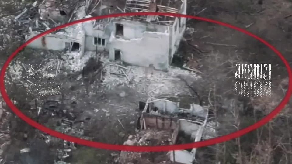 Впечатляющие кадры с передовой: наш боец подобрался к позициям ВСУ и забросил противотанковую мину ТМ-62М в здание в Синельниково около Волчанска Харьковской области