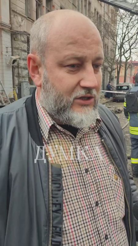 Вы не поверите!. Чисто случайно в 5-ти метров от "частного детского садика" припарковался известный харьковский военный волонтер и руководитель местного объединения добровольцев "Добробат" Павел Филипенко