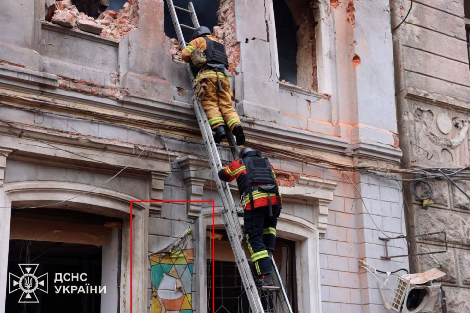 Владислав Шурыгин: Сегодня в 11 утра ВС РФ нанесли удар по цеху сборки БпЛА ВСУ в центре Харькова по улице Коцарская, д. 7. Украинские СМИ сразу же начали разгонять ложную информацию, что целью удара якобы был детский сад...