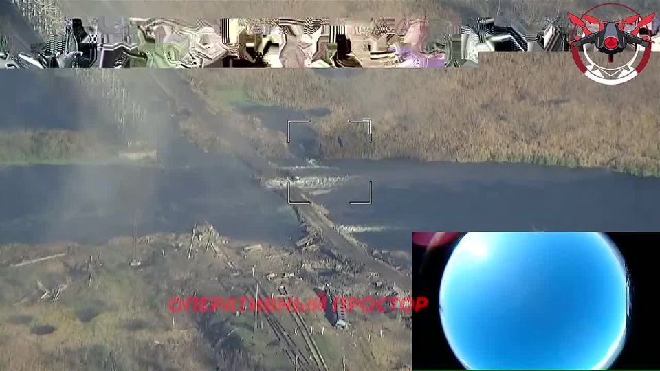 Российские военные ударили управляемыми боеприпасами "Торнадо-С" по переправе ВСУ через реку Оскол в Харьковской области, видео Telegram-канала "Оперативный простор"