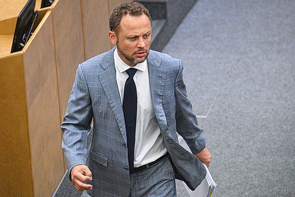 Депутата ГД Федяева застали за чтением мемуаров нацистского офицера на заседании