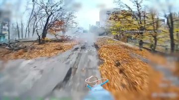 Расчеты FPV-камикадзе разведывательного подразделения 6-й общевойсковой армии, группировки войск «Запад» ушатали очередной вражеский Т-64БВ ВСУ в районе города Купянск Харьковской области