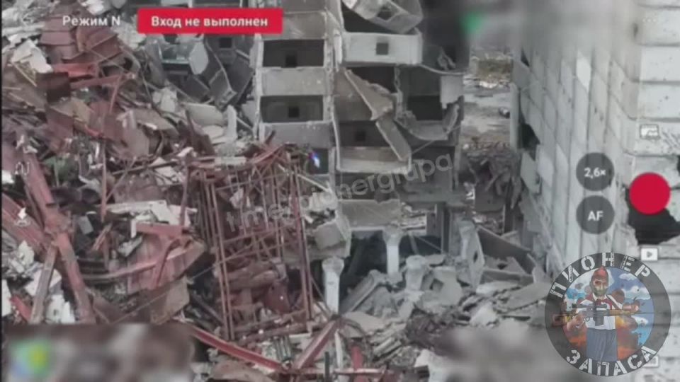 Флаг России над маслоэкстракционным заводом на юге Волчанска водрузили бойцы 128 бригады