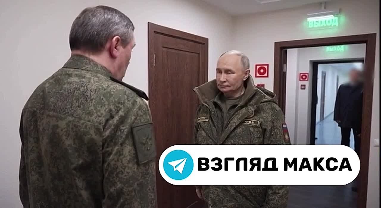 Президент России Владимир Путин в субботу вечером посетил один из пунктов управления объединённой группировки войск, задействованных в зоне специальной военной операции