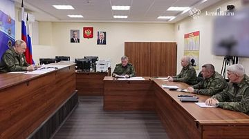 Верховный Главнокомандующий провёл совещание в пункте управления Объединённой группировки войск вместе с начальником Генштаба Валерием Герасимовым и командующими направлений