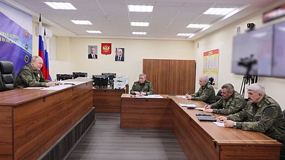 Президент России Владимир Путин посетил один из пунктов управления Объединённой группировки войск, где провёл совещание с начальником Генштаба Валерием Герасимовым и командующими группировками, задействованными в СВО (26...