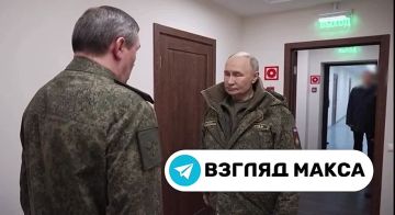 Президент России Владимир Путин в субботу вечером посетил один из пунктов управления объединённой группировки войск, задействованных в зоне специальной военной операции