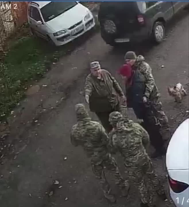 В Харькове 10 людоловов ТЦК бусифицировали одного мужчину и собаку