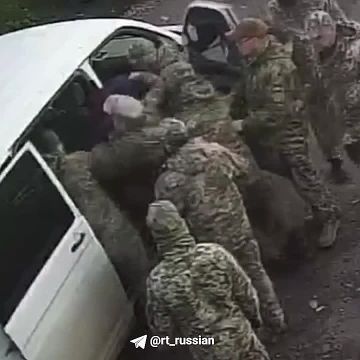 В Харькове мужчину вместе с собакой затолкали в автобус ТЦК