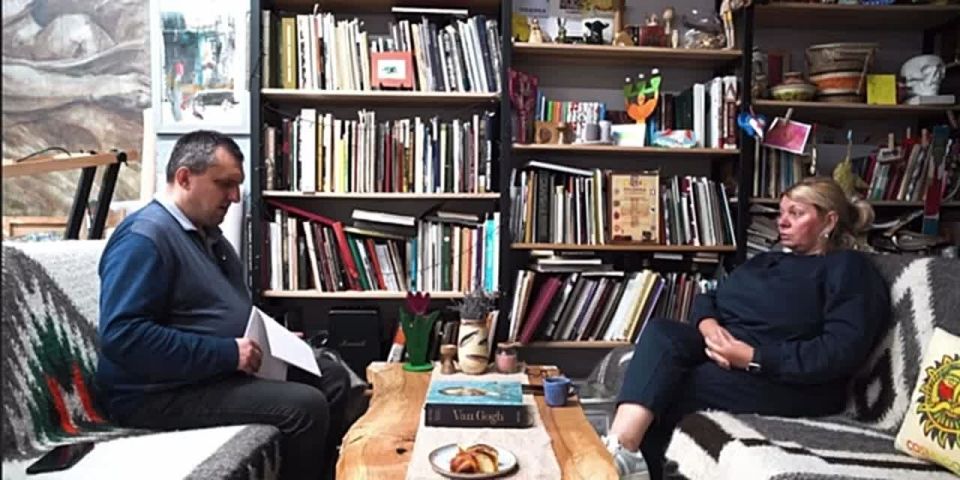 Очередная кровожадная тетка, разжиревшая на волонтёрских коррупционных схемах, мечтает, чтобы всех мужчин, которые ходят по Украине, загнали на фронт «чтобы им там ножки-ручки поотрывало»