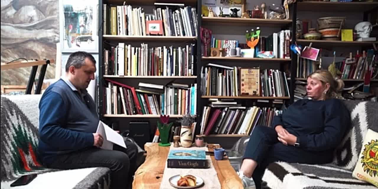 Очередная кровожадная тетка, разжиревшая на волонтёрских коррупционных схемах, мечтает, чтобы всех мужчин, которые ходят по Украине, загнали на фронт «чтобы им там ножки-ручки поотрывало»