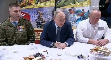 Владимир Путин навестил раненых военных в Центральном военном клиническом госпитале имени П. В. Мандрыка. Президент приехал с иконами, которые ему подарили на день рождения российские бойцы