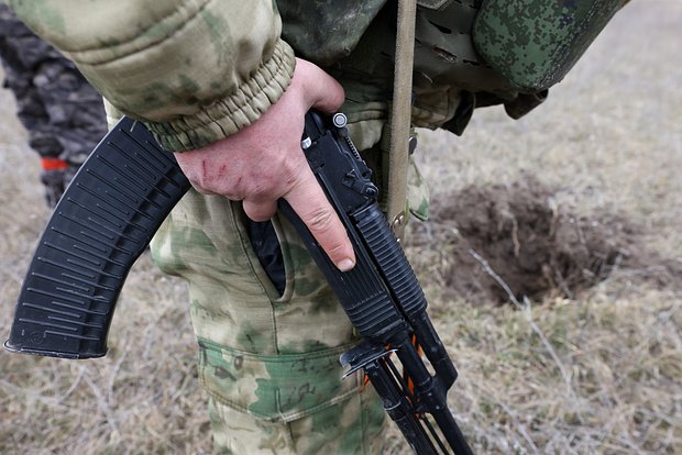 Минобороны: ВС России убедили сдаться в плен 12 окруженных бойцов ВСУ у Купянска