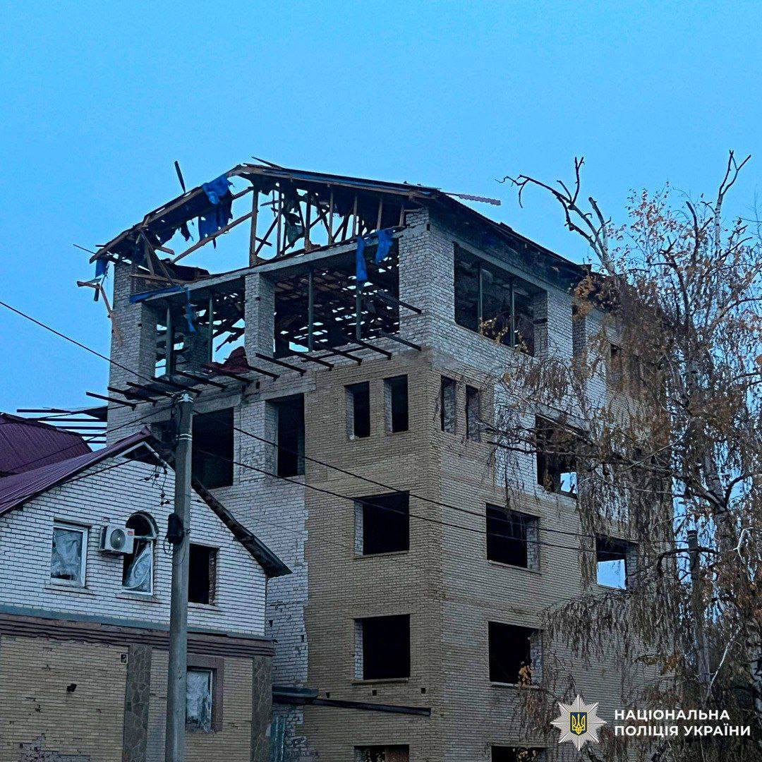 В Изюме Харьковской области сегодня ночью были нанесены удары по недостроенному офисному зданию, где ВСУ оборудовали склад, а также в торгово-развлекательном центре, который превратили в военный объект