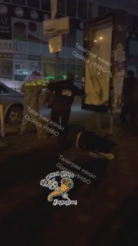 Одесситы дают отпор ТЦК. На «Седьмом километре» — самом большом рынке в Одессе — ТЦК решили устроить рейд, но что-то пошло не так! Люди объединились и разнесли бусик людоловов в хлам — перевернули его и разбили...