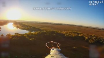 Живописные кадры!. Оптоволоконный FPV-дрон "КВН" осуществляет объективный контроль нанесения удара барражирующим боеприпасом "Ланцет" по артиллерийской позиции ВСУ в Харьковской области