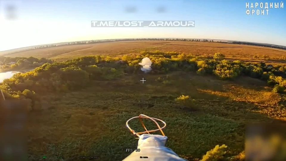 На камеру оптоволоконного дрогп попал удар Ланцетом по артиллерийской позиции ВСУ в Харьковской области