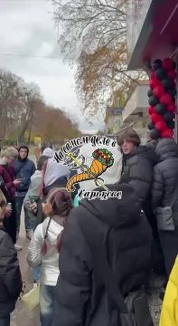 Бульвар Юрьева. ДУМАЕТЕ ЭТО ОЧЕРЕДЬ В ТЦК? А НЕТ! Просто сегодня анонсировали бесплатную раздачу шаурмы и чебуреков