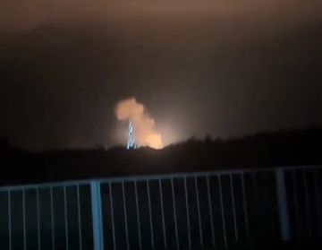 «Герани» этой ночью атаковали военную и промышленную инфраструктуру в Полтаве, Одессе, Днепропетровске, Запорожье и Херсоне! На кадрах — работа наших БПЛА по объекту энергетики в Полтавской области