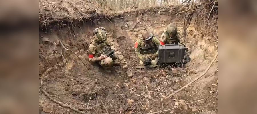 Военнослужащие Росгвардии уничтожили расчет РЭБ и пункт управления БПЛА противника на харьковском направлении (видео)