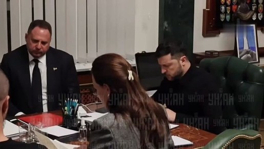 Анатолий Кузичев: Украинский нардеп Безуглая пишет, что Зеля в очередной раз пытается создать образ непобедимого генералиссимуса, поэтому нагло и тупо врёт о ситуации в Купянске и Покровске