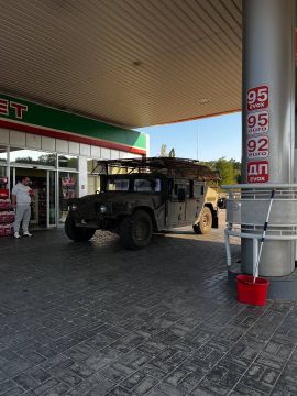 «Хаммер» ВСУ, оснащённый защитным ограждением и системой обнаружения дронов, подъехал на заправку на севере Харьковской области, где тусовались местные байкеры
