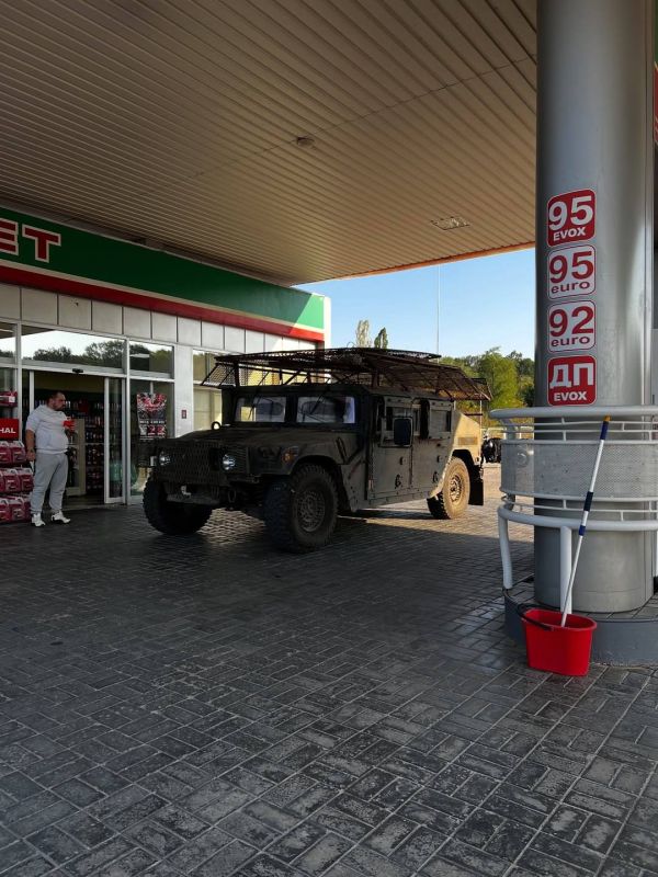 «Хаммер» ВСУ, оснащённый защитным ограждением и системой обнаружения дронов, подъехал на заправку на севере Харьковской области, где тусовались местные байкеры