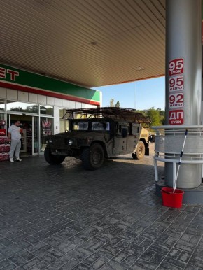 «Хаммер» ВСУ, оснащённый защитным ограждением и системой обнаружения дронов, подъехал на заправку на севере Харьковской области, где тусовались местные байкеры