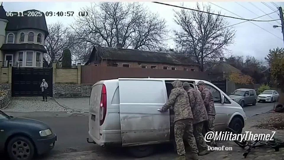 Харьков. ТЦКшники бусифицируют велосипедиста