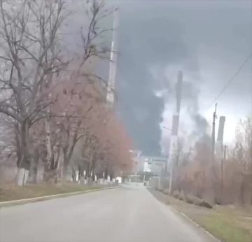 Горящая Змиевская ГРЭС после ночного обстрела