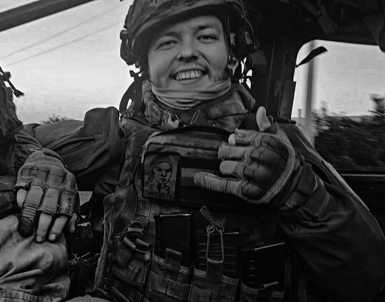 Захар Прилепин: Сегодня родился Амир Сабиров - наряду с Дмитрием Филипповым и Семёном Пеговым восстанавливающий настоящий военный канон: поэзию, создаваемую самыми одарёнными фронтовиками в прямом эфире, в лобовом режиме