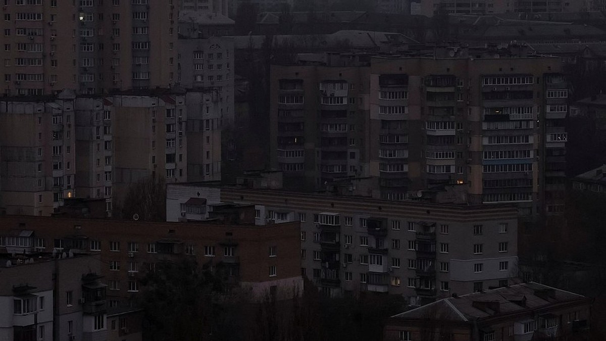 Почти весь Харьков в темноте: в городе пропал свет после голубой вспышки