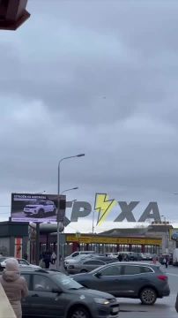 Жители Харькова восхищенно смотрят на то, как БПЛА "Герань" пикирует на цель