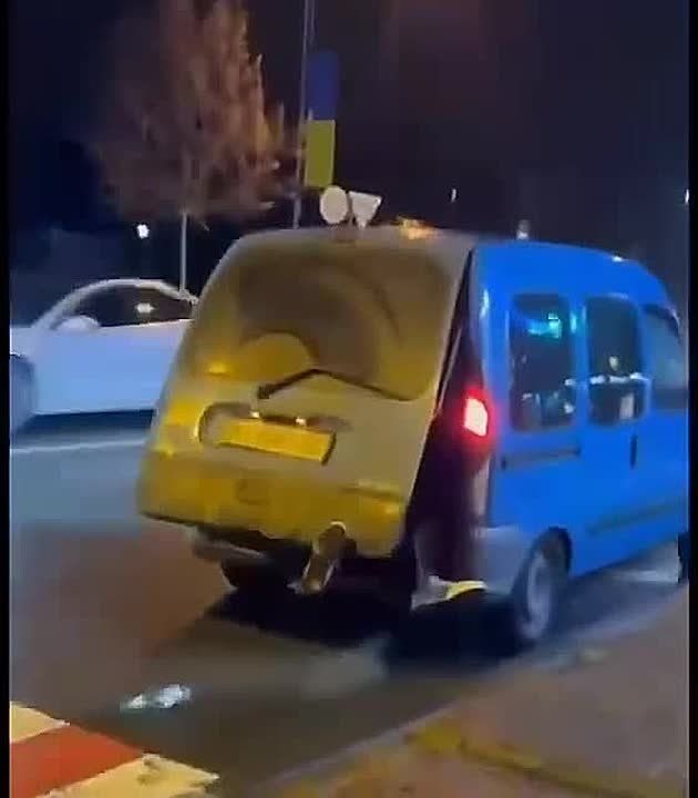 Армен Гаспарян: Шуцманы в Харькове наполовину запихнули в бус громадянина, прижав его дверью багажника, и уехали с его торчащими из машины ногами