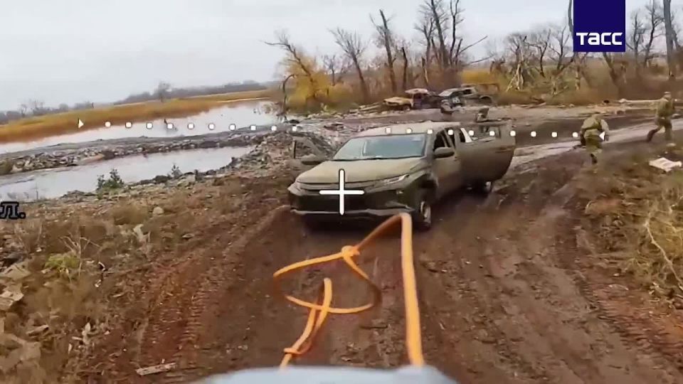 Расчеты FPV-дронов уничтожили транспорт, направлявшийся к окруженным подразделениям в Купянске, сообщили в МО