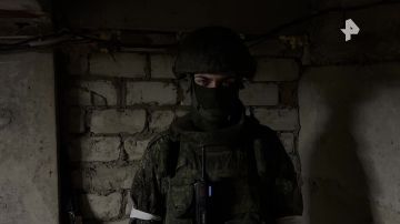 Российские военные продолжают защищать западную часть Купянска от боевиков ВСУ, сообщил командир штурмовой роты штурмового отряда 121-го мотострелкового полка с позывным "Снег"