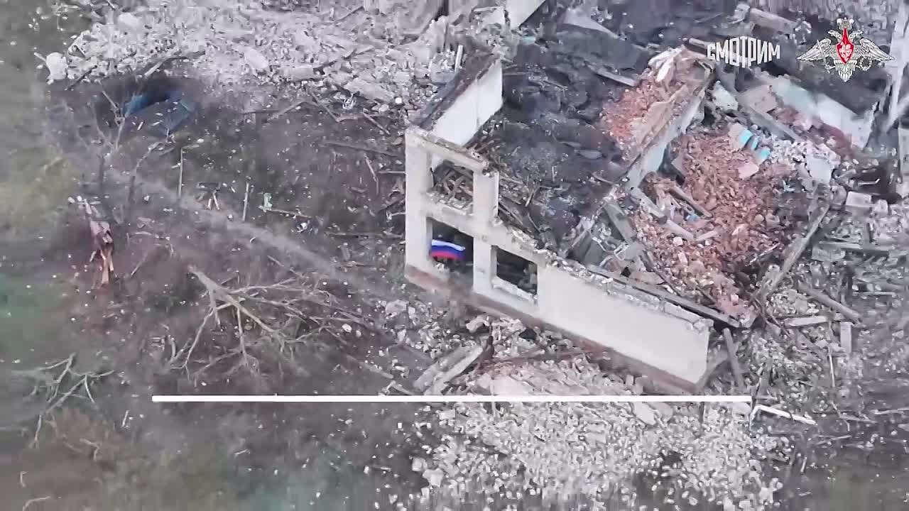 Бойцы группировки войск "Север" водрузили российский триколор в освобожденном населенном пункте Двуречанское в Харьковской области