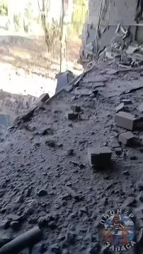 Так выглядит изнутри разрушенная хохлами больница в Купянске, снятая нашими штурмовиками